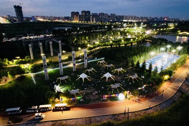 荧光夜跑遇见潮玩集市，本周六杨凌给你双倍快乐！