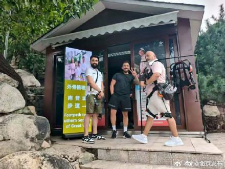在北京慕田峪长城AI腿成登山神器