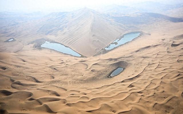 世界自然遗产巴丹吉林沙漠成为游客热门打卡地