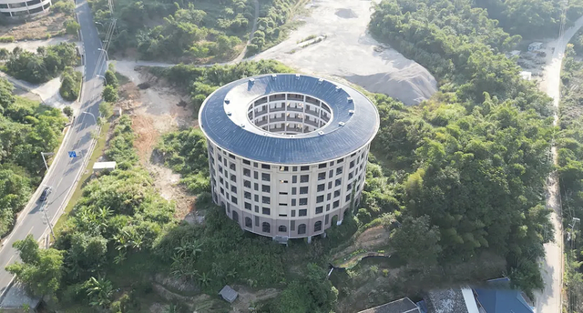 耗资千万，却烂尾在山里！福建一栋没等来游客的“太阳能土楼”