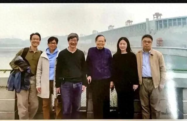 18年，杨振宁儿女从美国来看望父亲与翁帆，一家人在三峡其乐融融