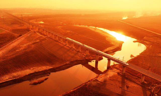 #运城头条#山西绛州：汾河岸畔高铁汾河“龙飞凤舞”入画来