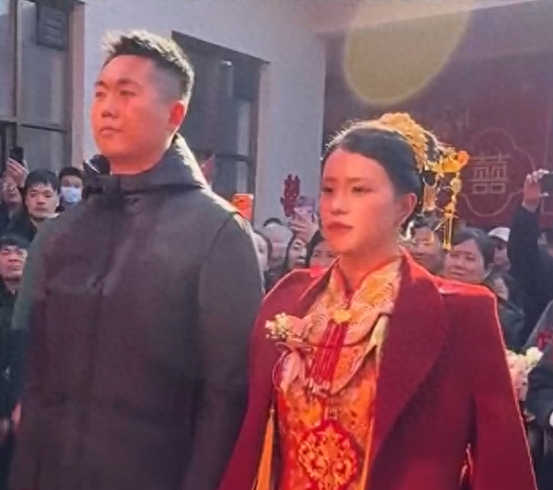 天安门原升旗手张自轩分享结婚喜讯，曾12年间升旗7000余次零失误