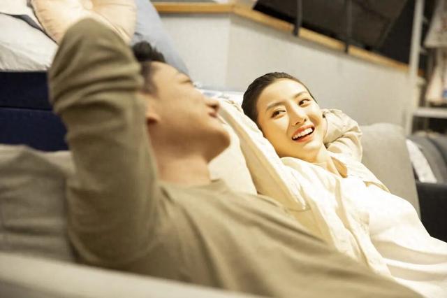 夫妻想恩爱？睡前别刷手机，这4步做好Deeptalk​
