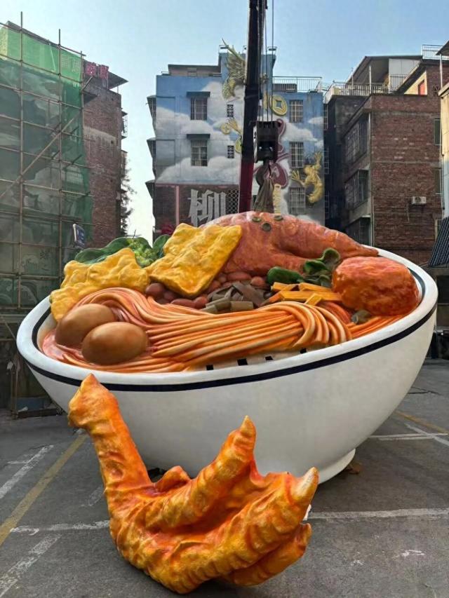 柳州上新巨型螺蛳粉雕塑，大量市民围观打卡