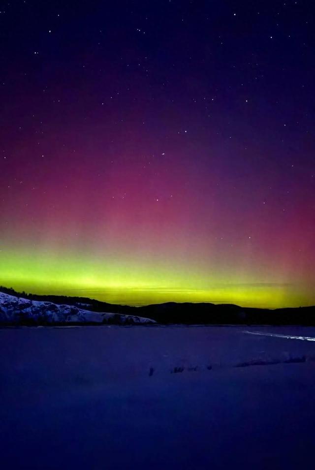 北方多地现“绝美极光秀”，赛里木湖被红光笼罩，漠河一天出现两次极光，网友涌入评论区接好运