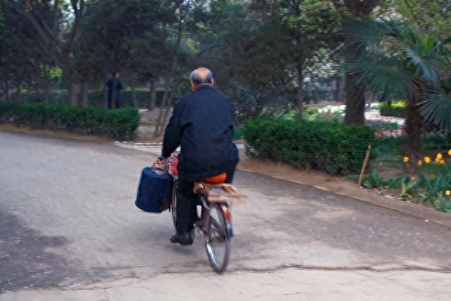 四人自驾游，晚上住一个帐篷，妻子没睡，目睹丈夫举动