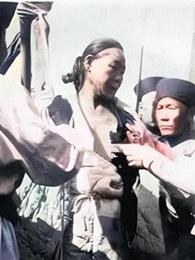 1904年，王维勤被活剐凌迟时一张罕见留影	，脸面向人群充满绝望