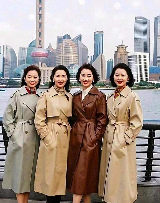 珍贵老照片，90年代女子风采依旧。