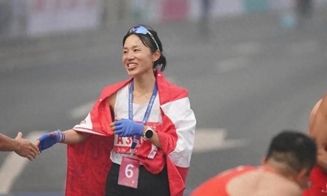 “别叫我最快女护士” 张水华拒绝回答敏感话题 丈夫：骂她的人很多