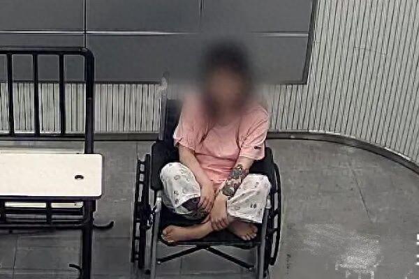 爬着也要去“吸	”！台州20岁少女抵挡不住诱惑，已经生活无法自理