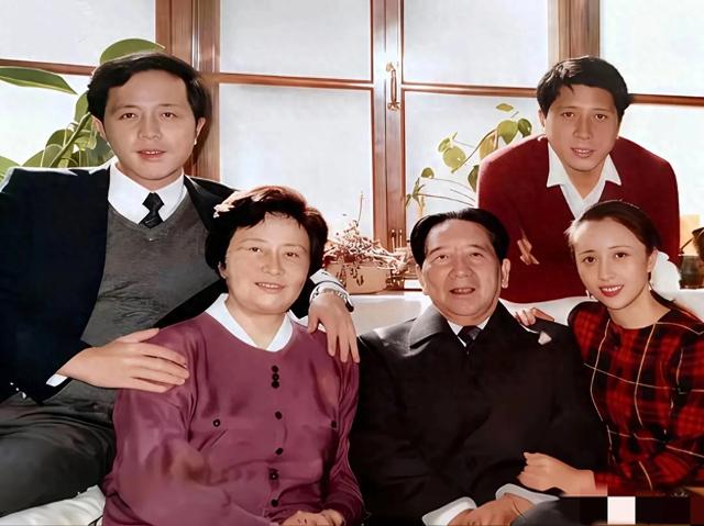 90年代初秦基伟将军与子女合影,儿子帅 女儿美,颜值很高的一家人