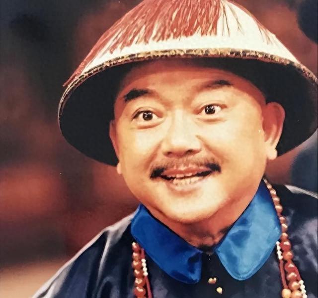事实证明，被传卖掉上亿豪宅移民美国的王刚，已经走上另一条大道