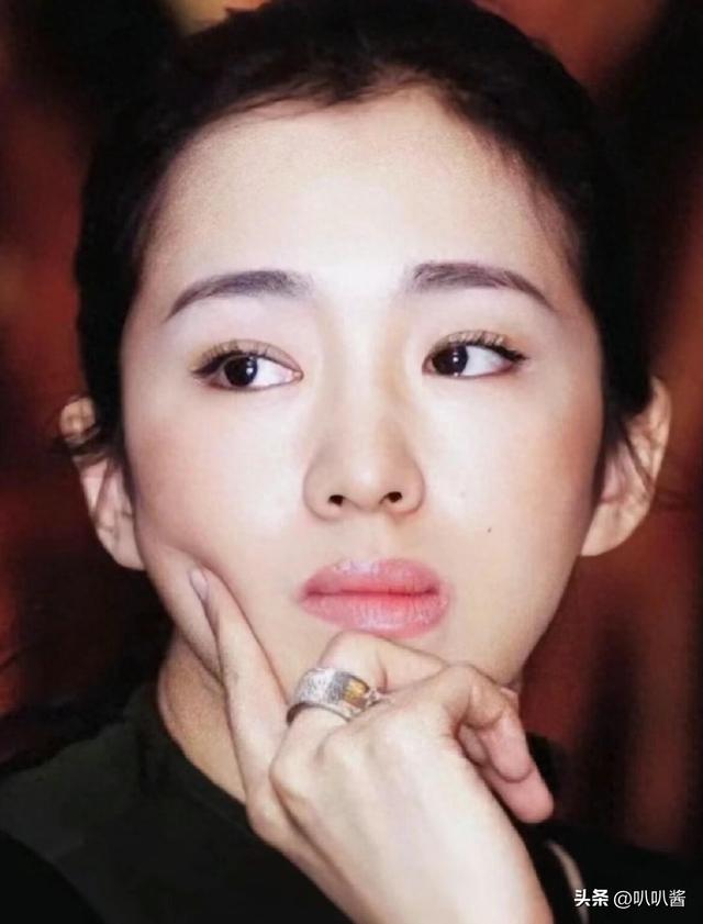 分手30年，被法国老公7字评价的巩俐，活成张艺谋高攀不起的存在