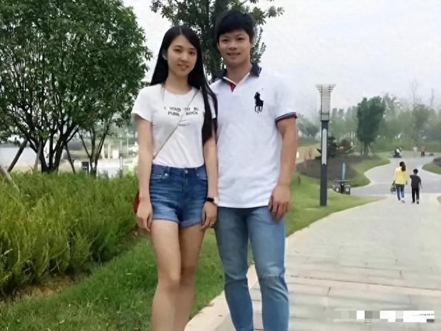 苏炳添与妻子年轻时照片，两人初中同学，初恋至今，属实可贵