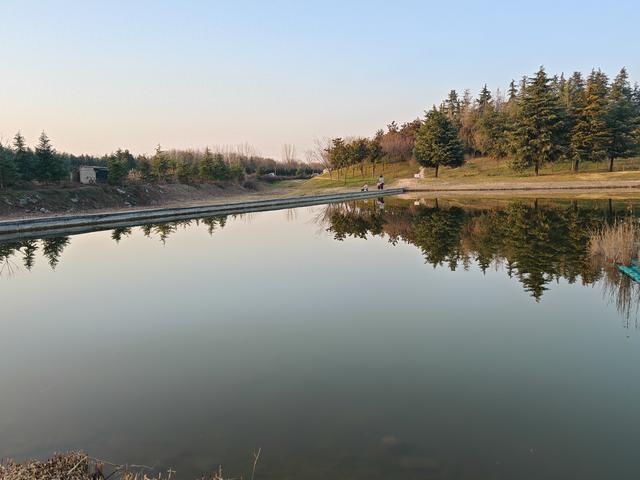 暮色与新生：西安市鹤鸣湖畔的慰藉