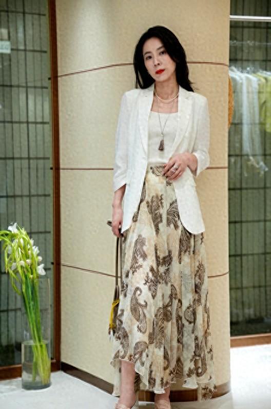 年过50却没有大妈感的女人，穿衣打扮都有这4个特征，装都装不出