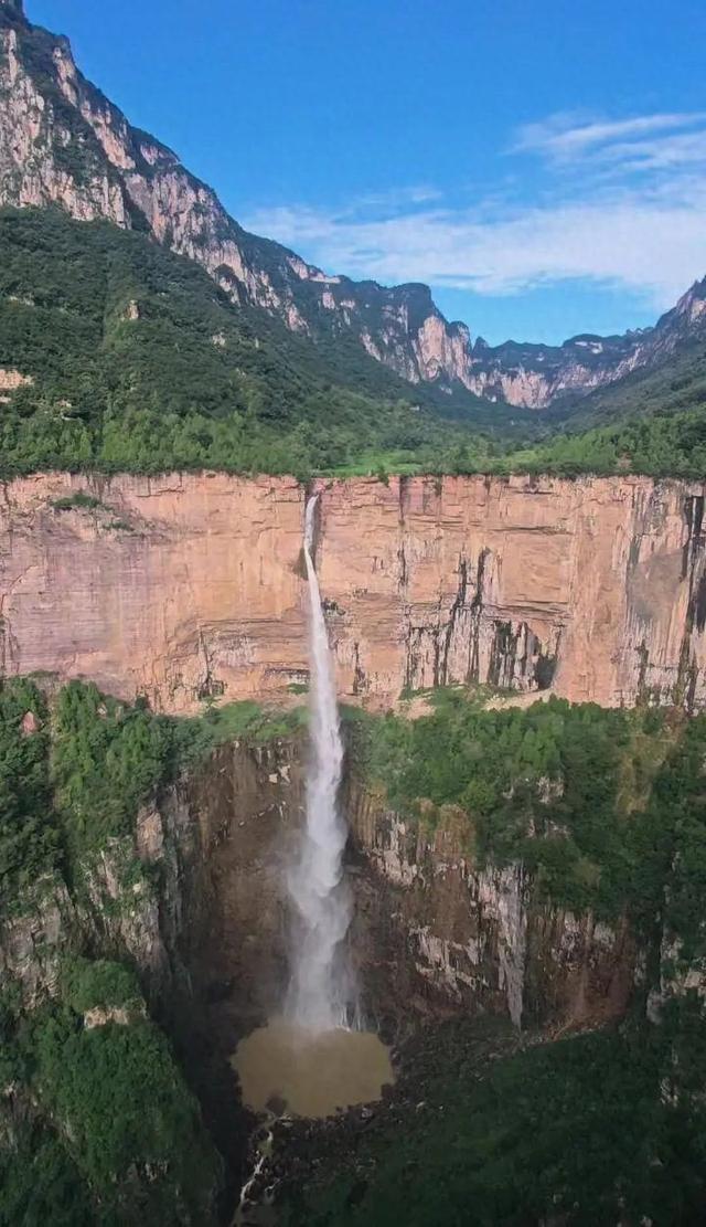 等了一年的“南太行第一瀑”老龙口瀑布今年首次出水，落差近300米，仅持续三天