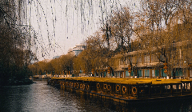 冬日的济南护城河泉水悠悠，如诗如画