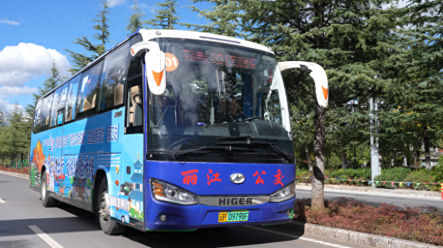 海报观察丨从交通工具到旅行搭子，丽江公交如何让乘客畅游“诗和远方”？