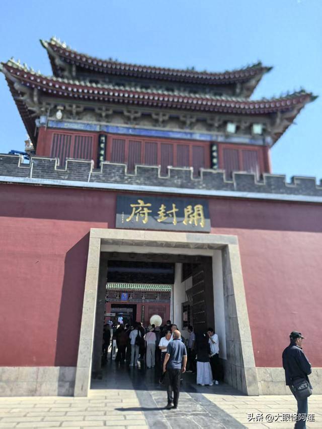 今天在开封遇到三位司机，一位愤青，一位暖心，一位坑人