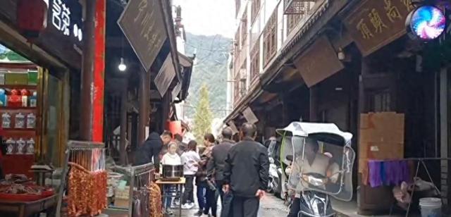 陕西安康小县城，地广人稀县城只有两万人，风景秀丽好有烟火气