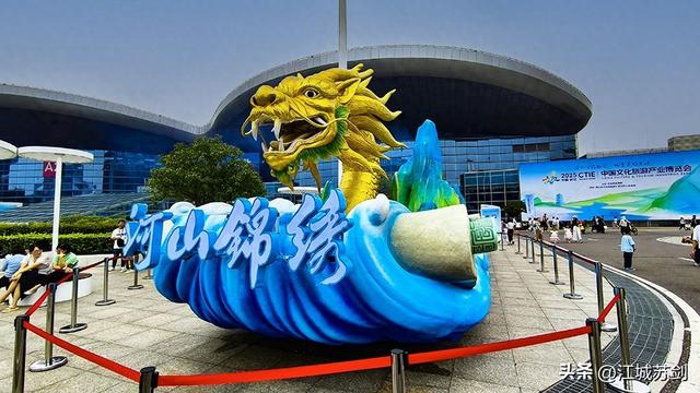 走进武汉国博中心，领略花车魅力