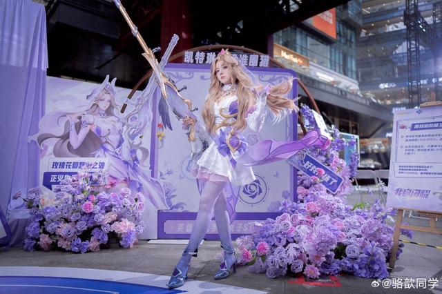 lol美女英雄小游戏（LOL主持人骆歆Cos水晶玫瑰女警 太美了）