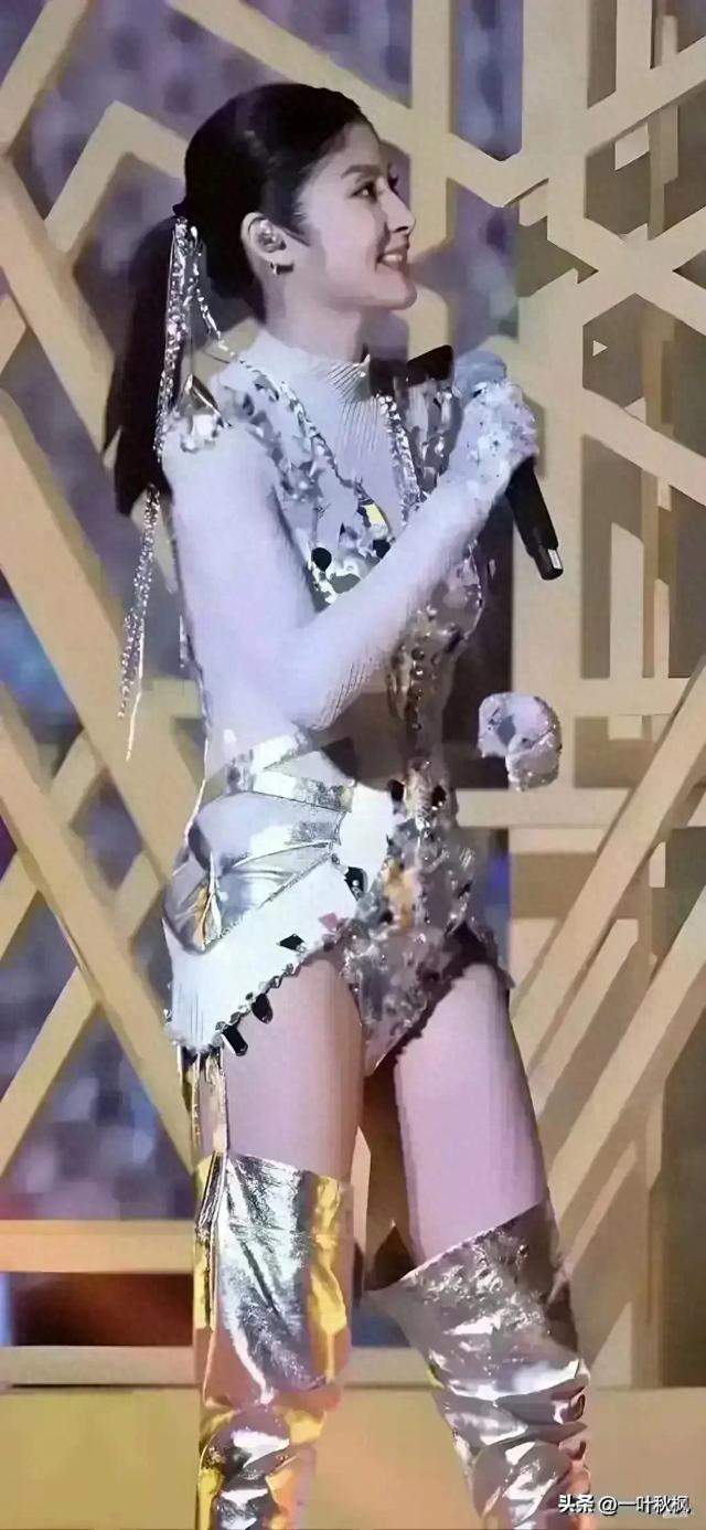 陈慧琳演唱会穿三角裤衩	，五十多了合适吗？人老心不老 不愧是女神