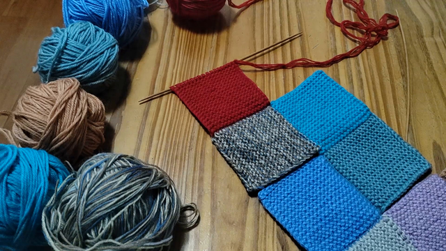 袜套怎么织八片袜套的编织方法（八片地板袜第九步将第八片正方形收口后沿邻边挑18针编织）