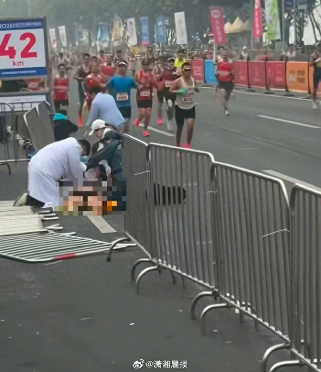 重庆马拉松一选手倒地疑去世	，知情人称事发于42公里处，其平时身体素质挺好，完成过“破三”