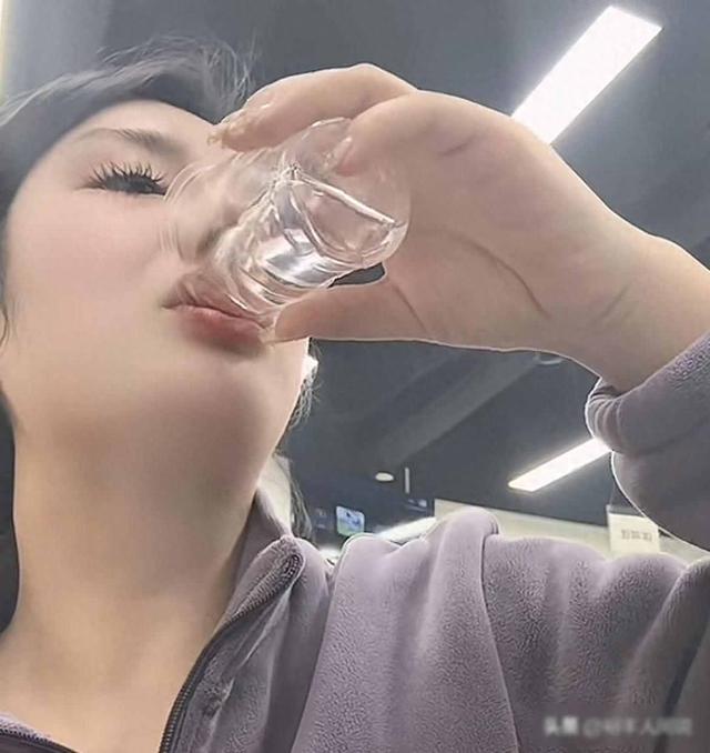 河南美女“大晨”去世，年仅28岁，日常开奥迪，一口能喝三两白酒