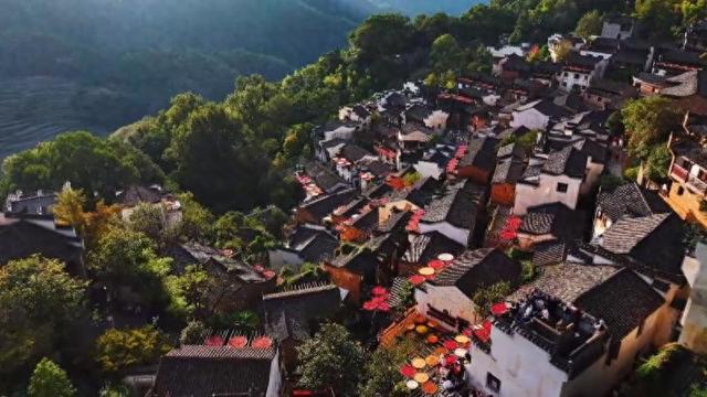 江西婺源：秋日美景醉游人 赏秋游日益升温