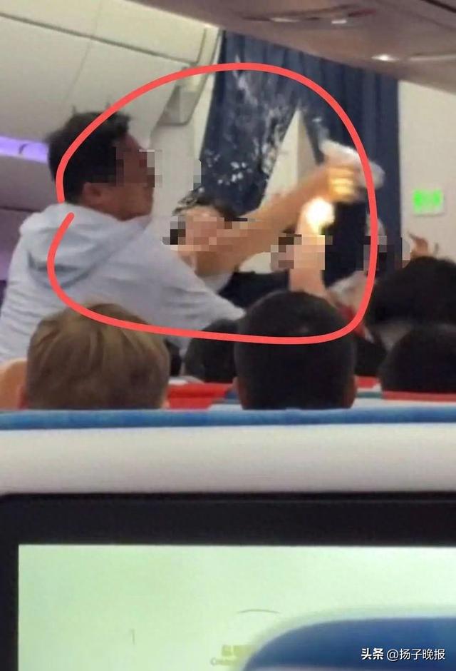 因座椅靠背调节起冲突，女子在飞机上向邻座乘客头上浇水？航司回应：已移交公安
