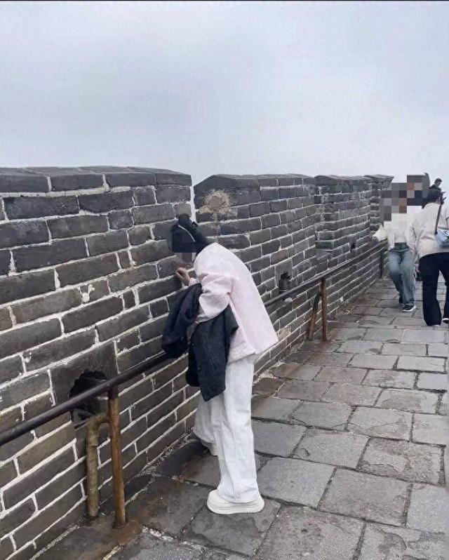 紫牛热点︱女子在八达岭长城城墙上刻字！游客：现场劝了也没用