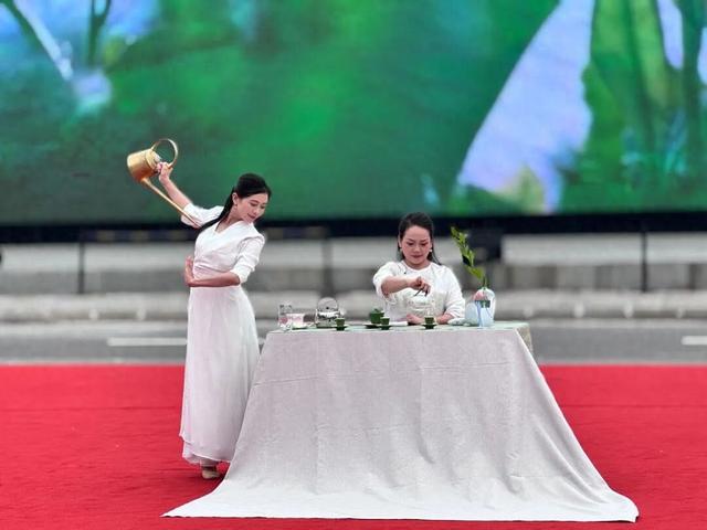 茶和天下 共享非遗 “雨名”联动庆华诞 非遗赋能318