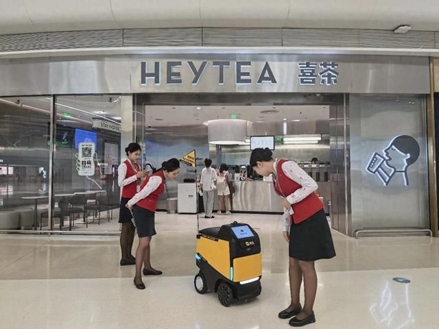 深圳宝安机场也可以点美团外卖了！“小黄蜂”机器人送餐直达登机口
