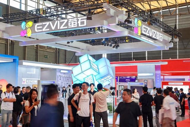 萤石 AI 智能锁强势登陆 2025 五金展：Y5000FVX 系列双产品亮相