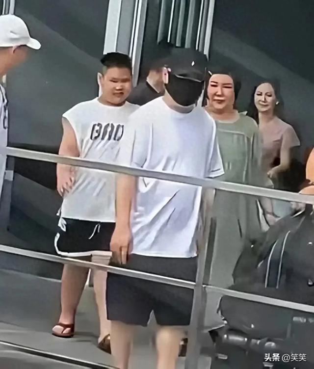 郭德纲一家现身上海，王惠穿绿裙胖到没脖子、10岁郭汾阳长歪了