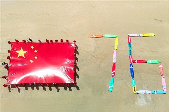 三亚景区“花式玩法” 与游客一起向祖国深情告白