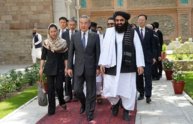 王毅离开印度，跳过巴基斯坦，直奔阿富汗参会，美国20年做不到的事，中国可以