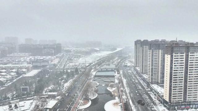 垣曲县迎来2025年入冬首场降雪 山城雪景成为“冬日限定”