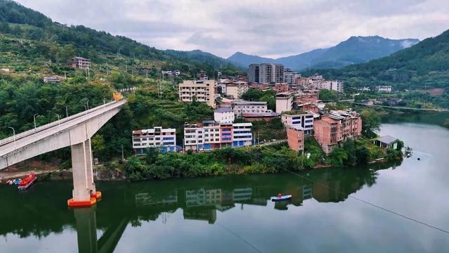 云阳养鹿镇:一江碧水,两岸春秋