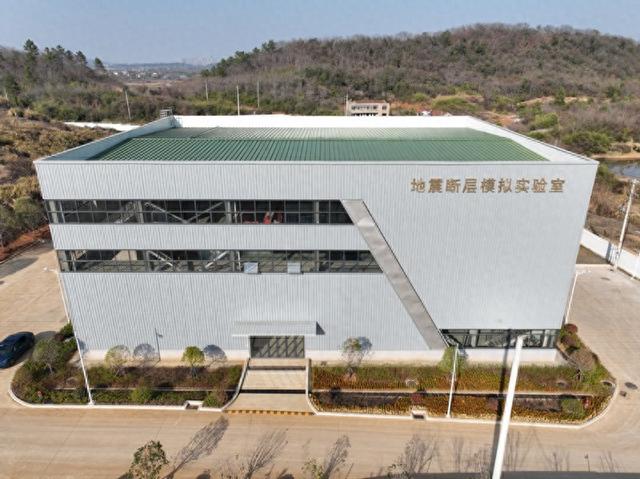 “地震断层模拟试验装置”在武汉通过验收