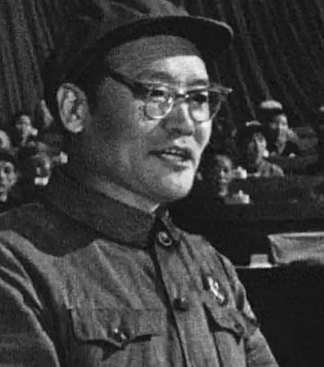他曾是毛主席选定的接班人之一，犯下一个错误，1980年主动辞职