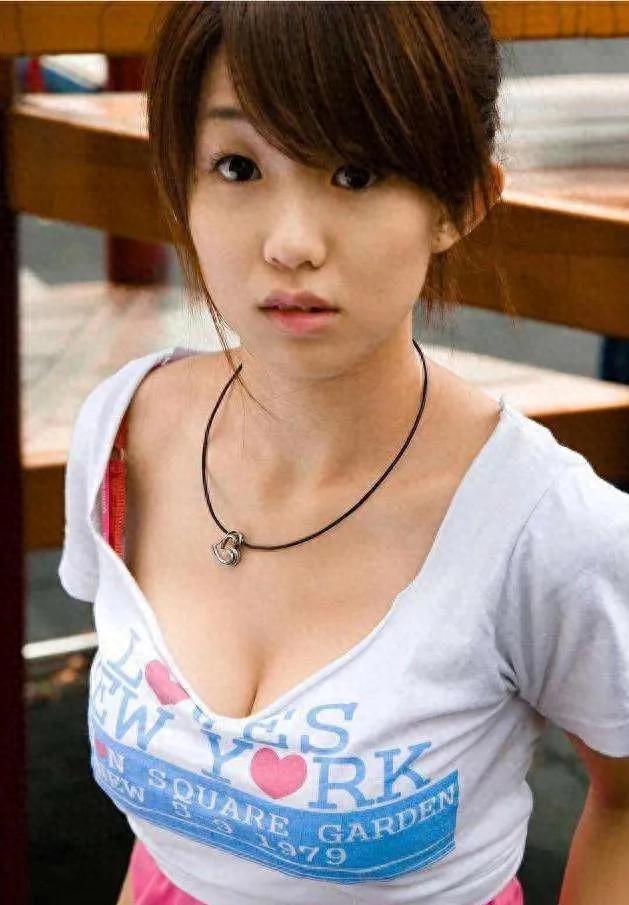有人还记得她吗？早期的“童颜巨乳”代表！