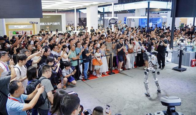 技术为核 生态为脉，全球机器人竞技场升起“深圳星链”| 南山半月谈