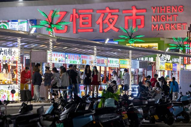 三亚旅游打卡地标亿恒夜市：热带霓虹下的夜间经济新标杆