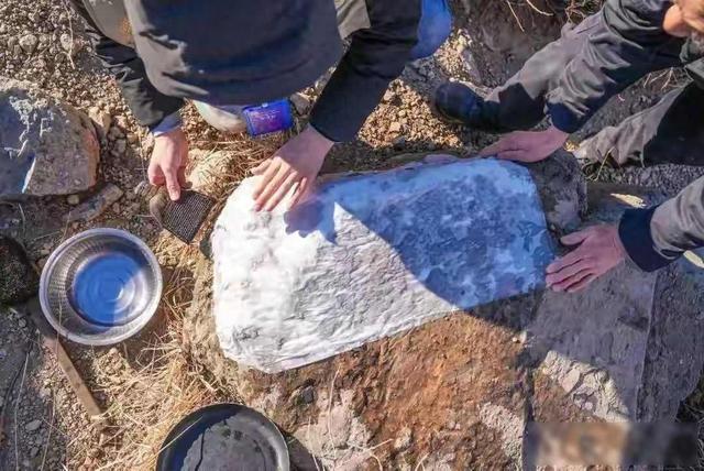 驴友立大功！北京深山惊现1800年界碑，这三个字改写历史