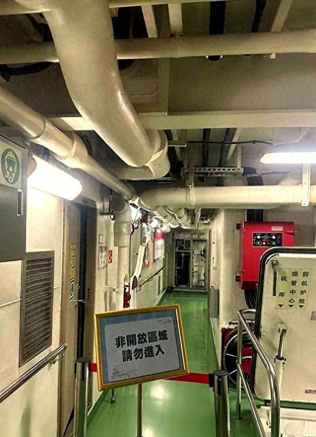 山东舰内部被曝光，香港人拍到航母寝室，老兵吐槽床铺太挤
